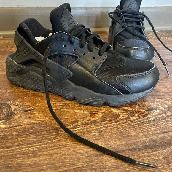 Nike Air Huarache Women’s All Black Sneakers Size 8 - Picture 2 of 6